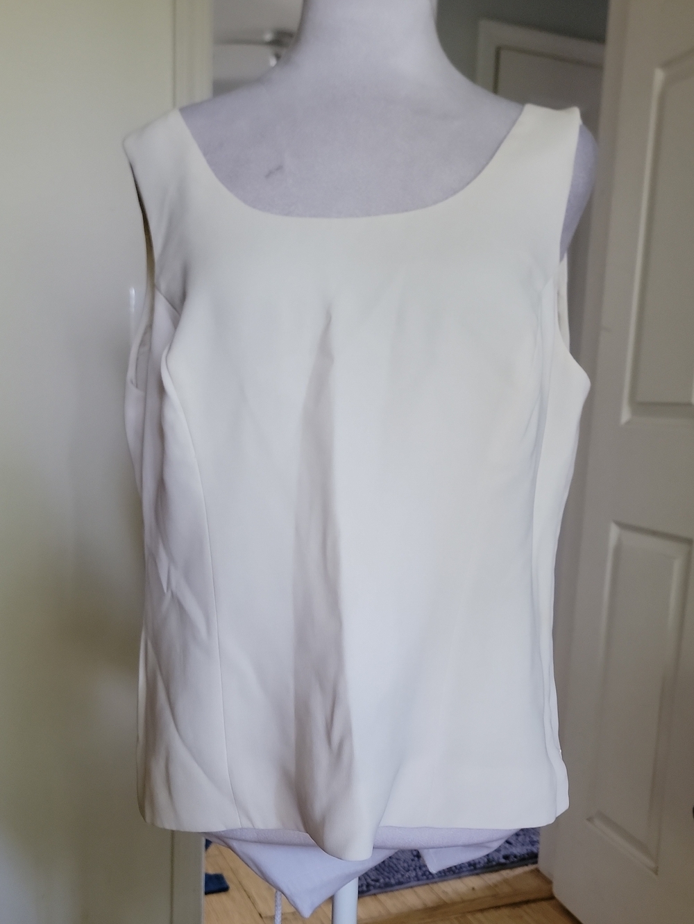 Jones Studio Sleeveless Cream Scoop Neck Women's Top